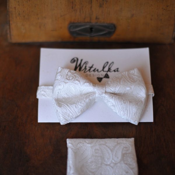 Luxusný hodvábny pánsky svadobný motýlik biely s paisley vzorom