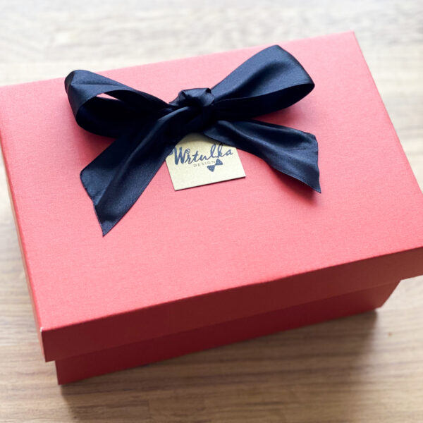 Darčekové balenie ( krabička so saténovou stuhou a hodvábnym papierom ) pri nákupe nad 35€ ZDARMA